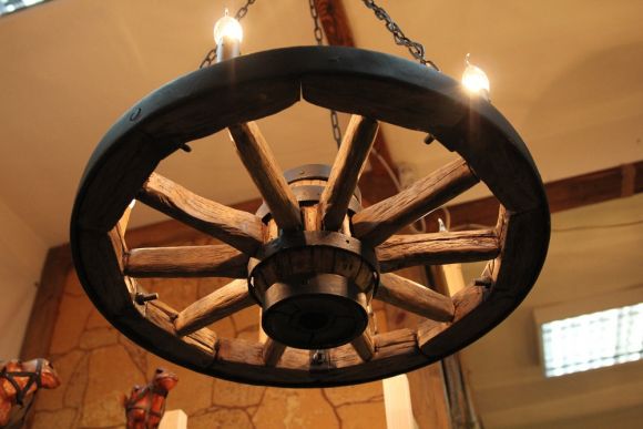 Люстра из старого колеса