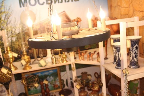 Люстра из старого колеса