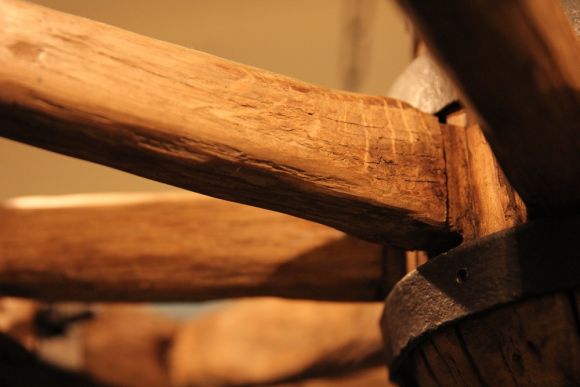 Люстра из старого колеса