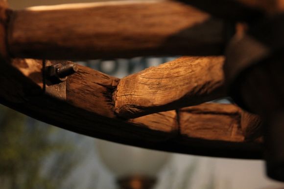 Люстра из старого колеса