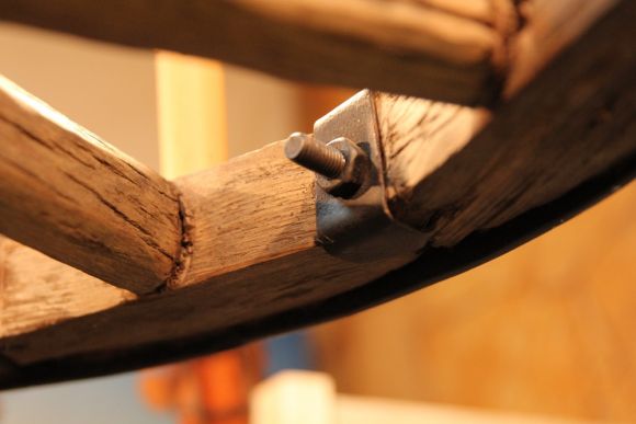 Люстра из старого колеса