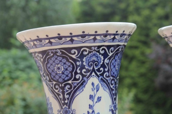 Парная композиция. Вазы в сине белых тонах, Голландия.