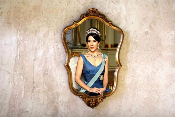  Золотое ажурное винтажное зеркало на стену