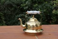 Прекрасный латунный чайник с фарфоровой ручкой.