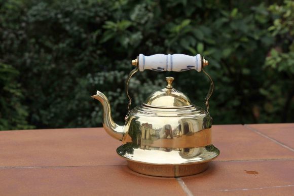 Прекрасный латунный чайник с фарфоровой ручкой.