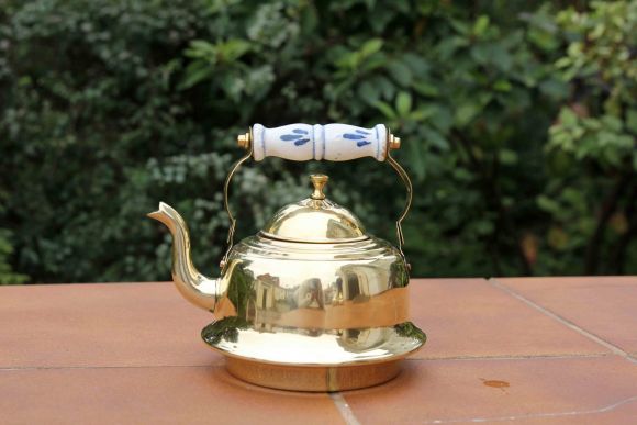 Прекрасный латунный чайник с фарфоровой ручкой.