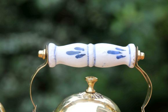 Прекрасный латунный чайник с фарфоровой ручкой.