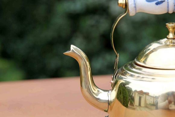 Прекрасный латунный чайник с фарфоровой ручкой.