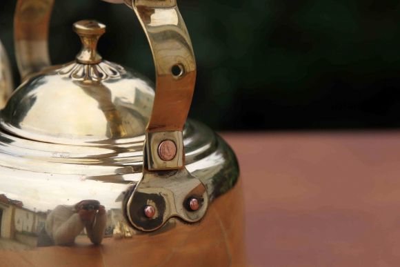 Прекрасный латунный чайник с фарфоровой ручкой.