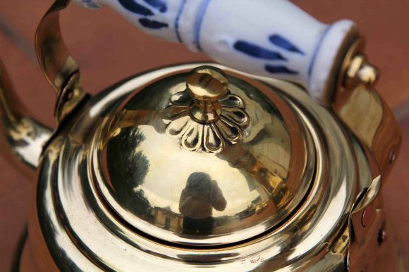 Прекрасный латунный чайник с фарфоровой ручкой.