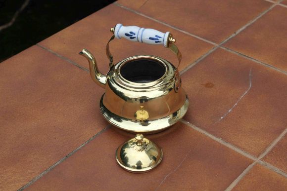 Прекрасный латунный чайник с фарфоровой ручкой.