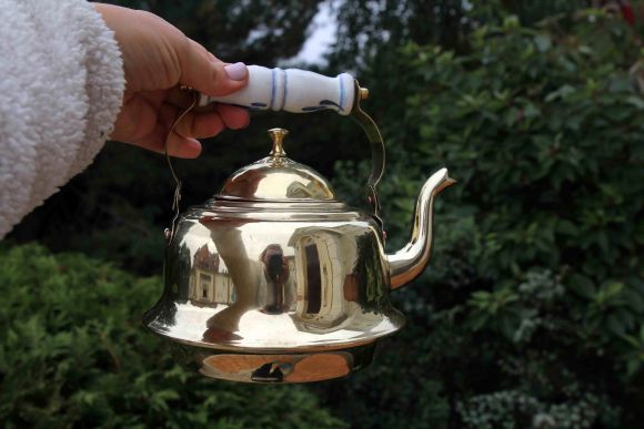 Прекрасный латунный чайник с фарфоровой ручкой.