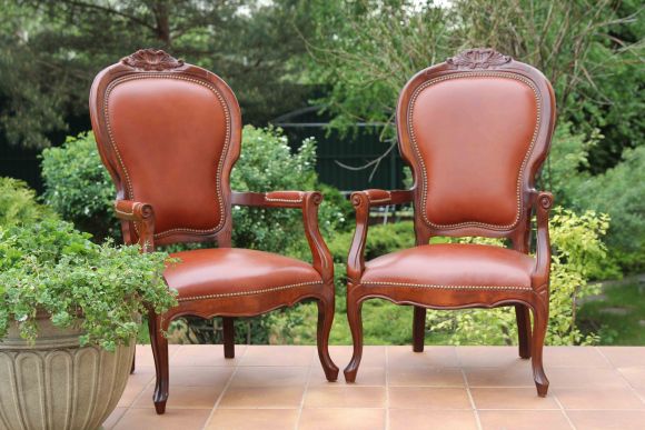 Английские кресла. Резьба и натуральная кожа