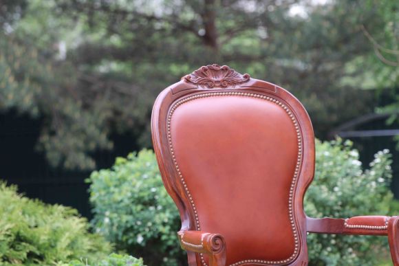 Английские кресла. Резьба и натуральная кожа