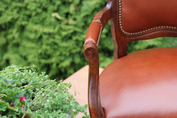 Английские кресла. Резьба и натуральная кожа