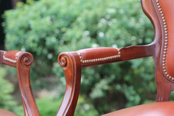 Английские кресла. Резьба и натуральная кожа