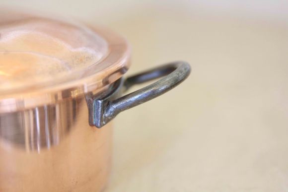 Антикварная медная кастрюлька