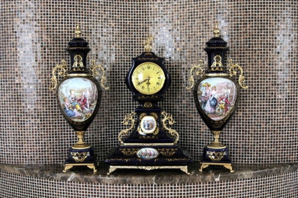 Винтажный каминный гарнитур - часы и 2 кубка. Италия. Фарфор