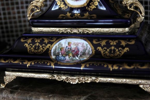 Винтажный каминный гарнитур - часы и 2 кубка. Италия. Фарфор