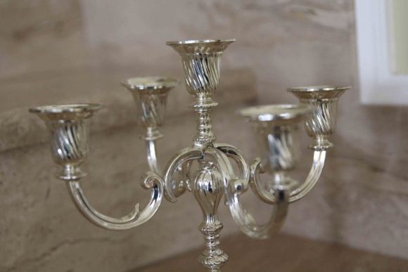 Нарядный антикварный подсвечника серебре