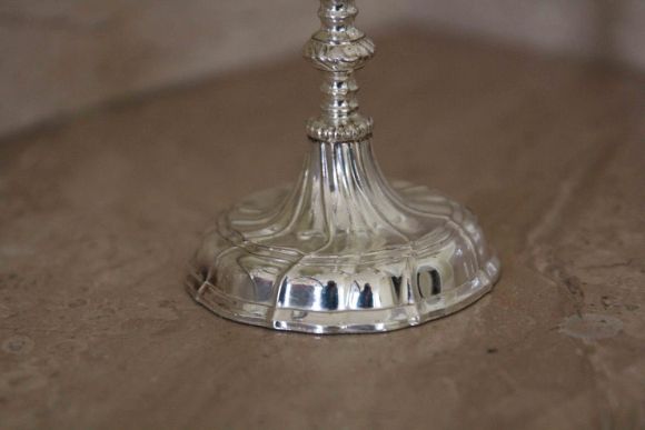 Нарядный антикварный подсвечника серебре