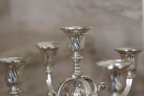 Нарядный антикварный подсвечника серебре