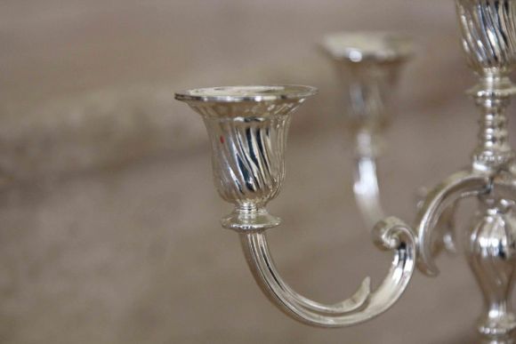 Нарядный антикварный подсвечника серебре