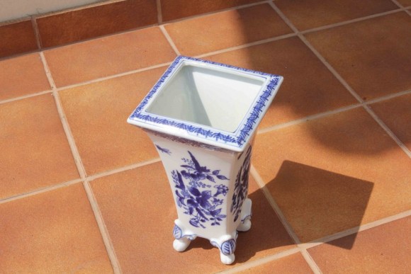 Прикольная ваза в сине-белых тонах. Дельфт. Фарфор. Европа