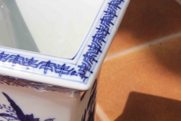 Прикольная ваза в сине-белых тонах. Дельфт. Фарфор. Европа