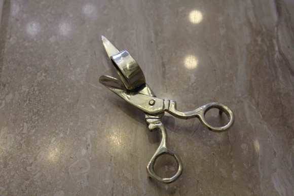 Старинный пламегаситель в форме ножниц. Европа. Начало 20 века