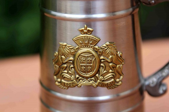 Интересная тяжелая сигаретница 