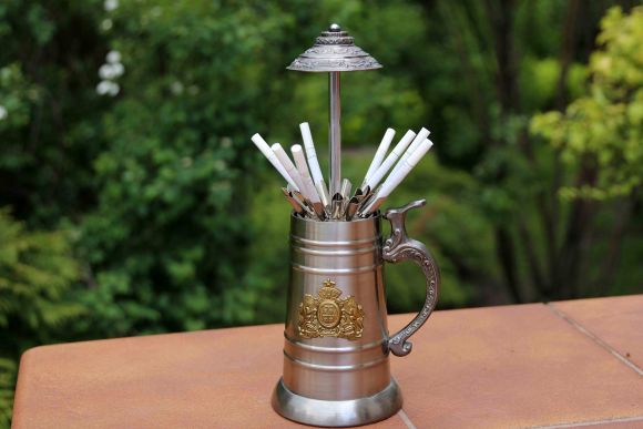 Интересная тяжелая сигаретница 