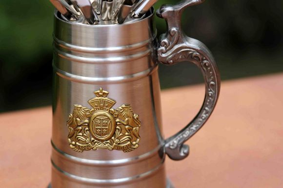 Интересная тяжелая сигаретница 