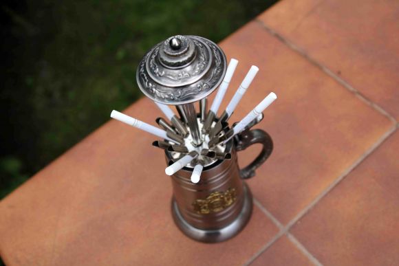 Интересная тяжелая сигаретница 