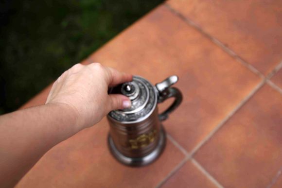 Интересная тяжелая сигаретница 