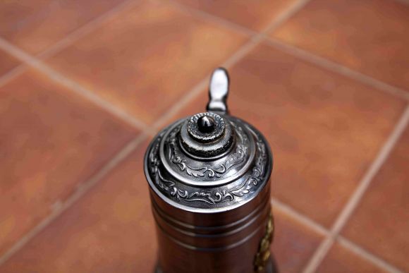 Интересная тяжелая сигаретница 