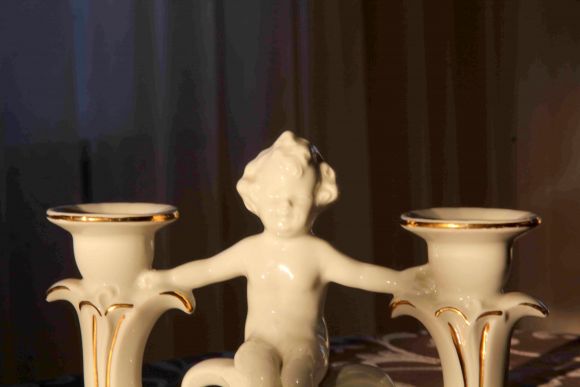 Белоснежный подсвечник с путти на три свечи