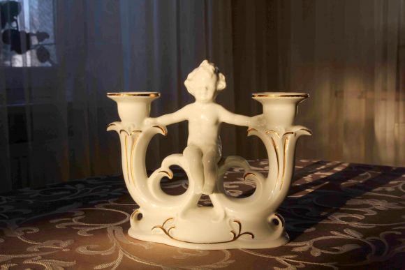 Белоснежный подсвечник с путти на три свечи