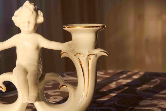 Белоснежный подсвечник с путти на три свечи