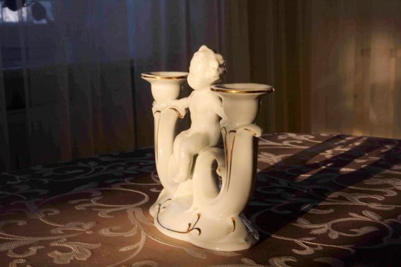 Белоснежный подсвечник с путти на три свечи