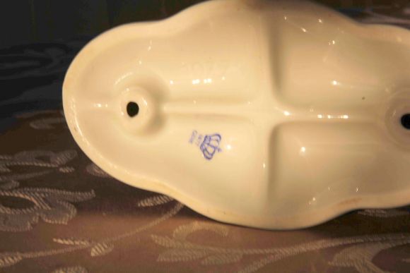 Белоснежный подсвечник с путти на три свечи