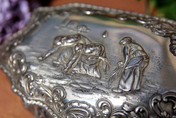 Старинная шкатулка в деревенском стиле