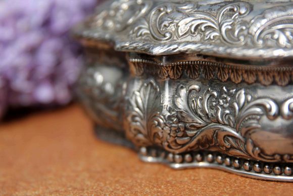 Старинная шкатулка в деревенском стиле