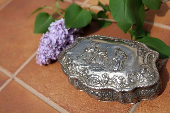 Старинная шкатулка в деревенском стиле