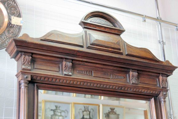 Массивное зеркало в дубовой раме