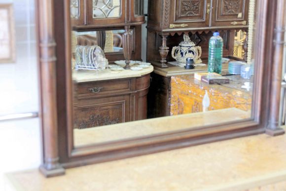 Массивное зеркало в дубовой раме