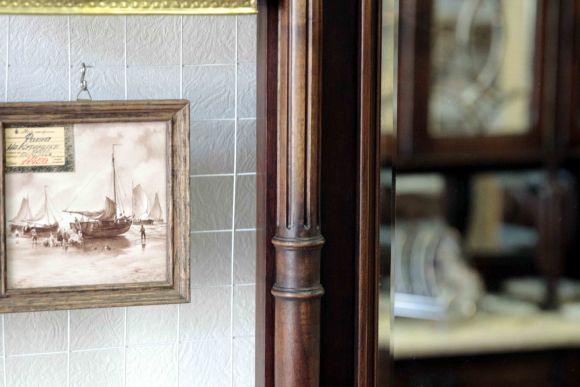 Массивное зеркало в дубовой раме