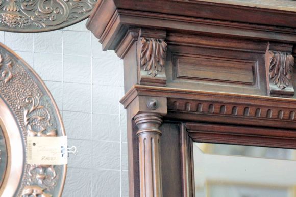 Массивное зеркало в дубовой раме