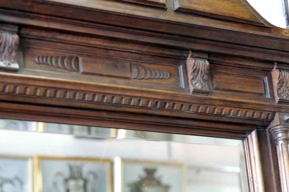 Массивное зеркало в дубовой раме