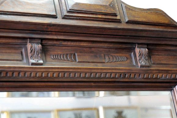 Массивное зеркало в дубовой раме